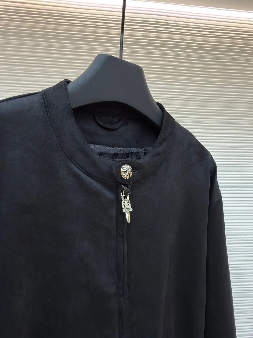 Chrome Hearts silver-plated hardware buckle mixed sheepskin suede jacket ●Item number: 1681772-B40 ●Material: sheepskin fabric ●Technology: suede production ●Color: black ●Version: fitted version ●Weight: about 865 grams ●Size: S-M-L-XL ●Description: Made of matte suede fabric, treated with softening tanning process, it has a delicate and soft touch while retaining the stiffness of the fabric, combining texture and durability. The neckline is decorated with metal buttons, and the zipper is made of customized metal parts, which has a strong luster and smooth opening and closing, improving the sophistication of details; the cuffs are decorated with side seam zippers, which are both decorative and easy to put on and take off. The version is slim and neatly cut, which fits the body shape while leaving room for movement. The lack of unnecessary decoration shows a minimalist and high-end style. The stitching of the whole garment is neat and even, the cutting pieces are connected accurately, and the size is measured manually (an error of 1-3CM is normal). The craftsmanship balances the simple version and the dark texture of the brand. It is a piece that is both practical and high-end. The overall wiring is straight and delicate, the fabric is comfortable and soft, and the color is consistent without color difference. It can be matched with the same style to create a fashionable look and control various occasions. Customized accessories, complete with three standards, same style for men and women!
